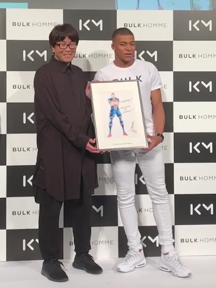 法國球星姆巴佩（右）是《足球小將翼》粉絲，他造訪日本時，漫畫家高橋陽一送他肖像畫。翻攝0728takahashi X