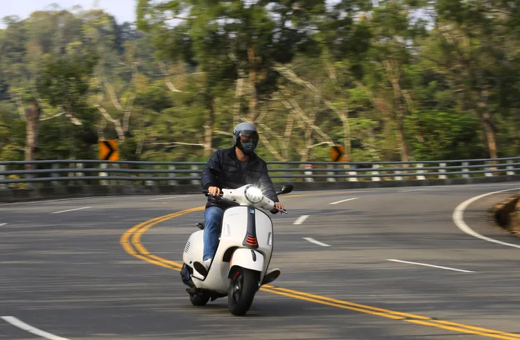 就我認為，Vespa GTS 300 Super Sport或許不是極致的運動好手，但卻是長途旅程中，能為你帶來自在、同時享有樂趣的稱職旅伴。林浩昇攝