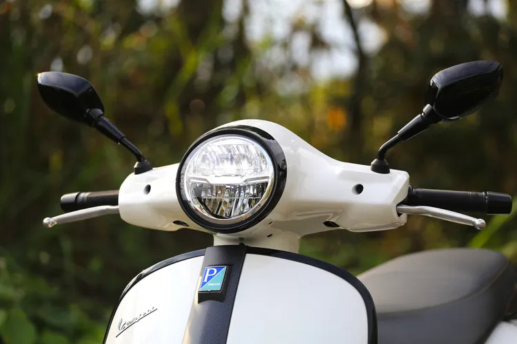 2023年式時GTS 300頭燈便已全數換上LED遠近光源，帶來更優異的照明效率。林浩昇攝