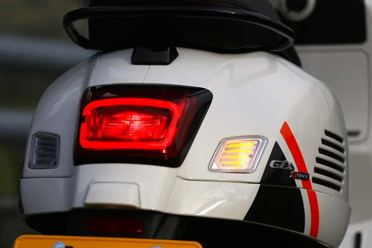 全新的LED尾燈組旁，也搭配了Super Sport獨有的雙色條紋車貼。林浩昇攝