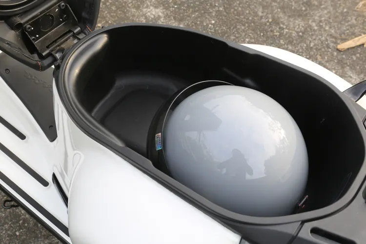 置物箱容積向來不是Vespa所擅長，但是要優雅收納一頂3/4罩安全帽還是綽綽有餘。林浩昇攝