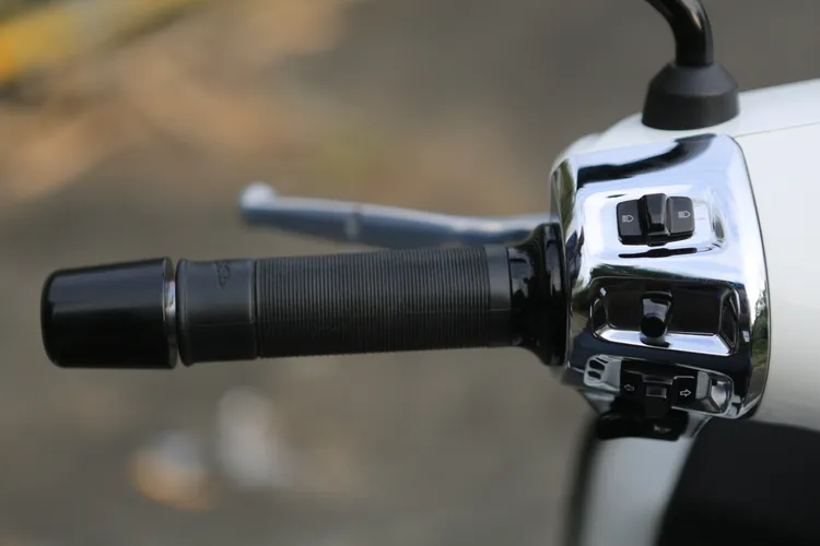 左把手中央區域，即是Vespa MIA多媒體平台的功能切換控制鈕。林浩昇攝