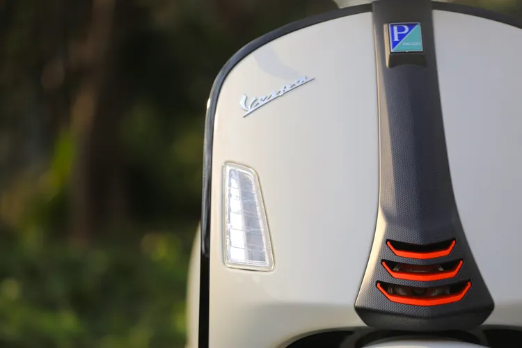 全車配件黑化，是Super Sport車型最顯著的特徵，此外車頭招牌的領結部分改為類碳纖維花紋，並搭配跳色亮橘呈現熱血氛圍。林浩昇攝