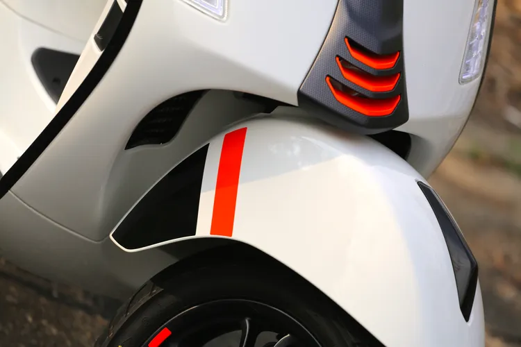 前土除後方區域也搭配了黑橘線條，視覺上三色帶來豐富的層次感。林浩昇攝