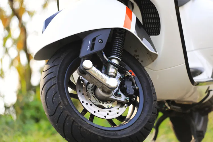 招牌的前單搖臂懸吊系統能提供從容、舒適的回饋之餘，面對連續彎道的考驗，也總是能及時帶來沉穩且明快的動態反應。林浩昇攝