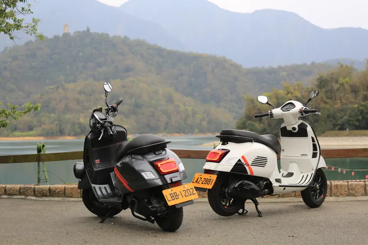 Vespa總代理太古運通在日月潭舉辦的新車媒體試駕活動，主要是鎖定旗下的黃牌車種，包含GTS 300 Classic、GTS 300 Super Sport(圖右)，以及古典韻味更濃厚的GTV 300系列(圖左)。林浩昇攝