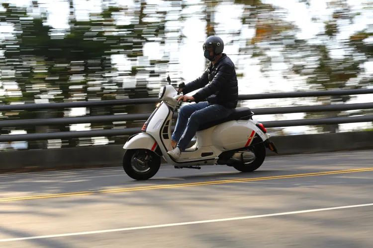 Vespa GTS 300 Super Sport油門輕摧便以輕快的姿態邁出步伐，中轉速域飽足的推進力不疾不徐地將車速向上堆疊，悠遊在日月潭環潭公路真是愜意至極。林浩昇攝