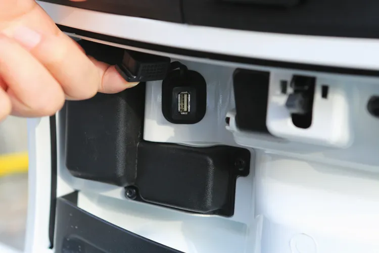前置物箱內部附有USB充電插座，同時也設置了手動開啟置物箱機械拉柄。林浩昇攝