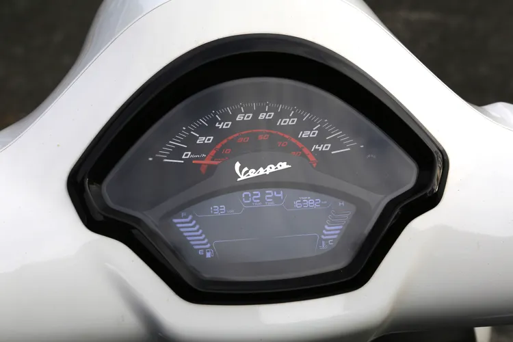 內建於扇形儀表板下半部區域液晶顯示幕的Vespa MIA多媒體平台，與智慧型手機連結之後可提供多項進階功能。林浩昇攝