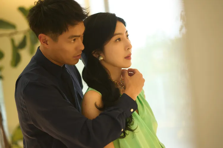 楊謹華（右）與楊祐寧分別飾演現代版的美人魚與王子。勁樺娛樂提供