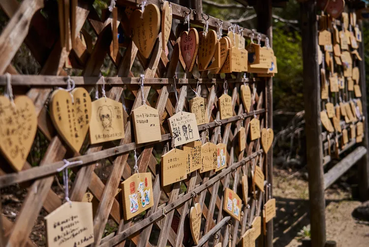 來到神社別忘了買個戀愛御守或是繪馬，求個好姻緣。StellAH.提供