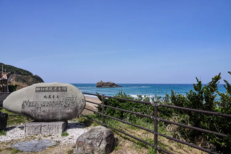 「白兔神社」位於白兔海岸旁，搭乘JR至鳥取站後轉乘巴士即可抵達。StellAH.提供