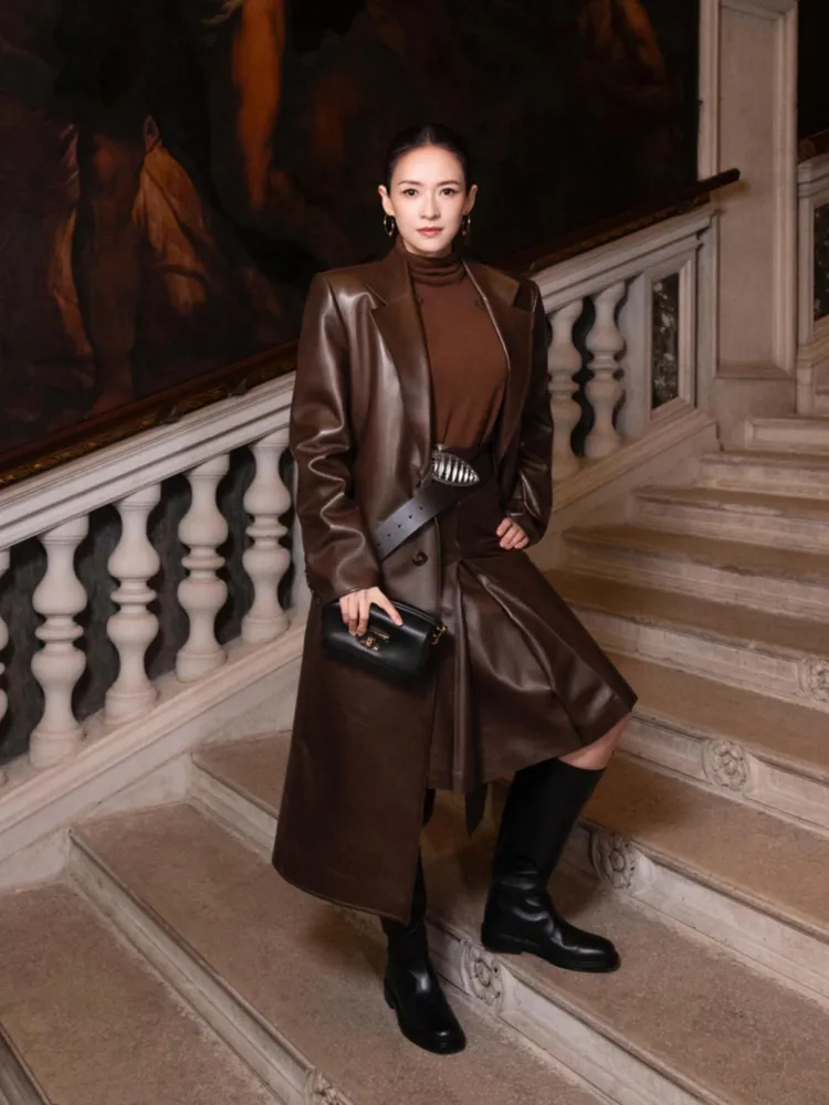 章子怡套上咖色皮革大衣、黑色長靴，並將一頭秀髮俐落梳起造型超有氣勢。品牌提供