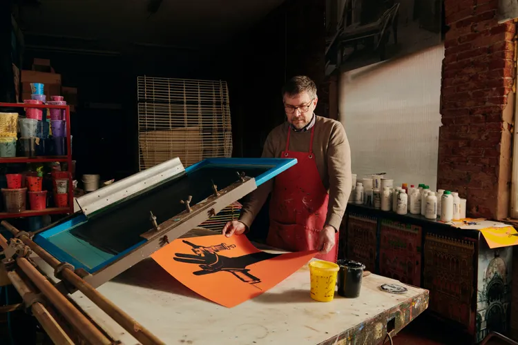 絲印版畫藝術家GIANPAOLO FALLANI以彩色絲印技術重新演繹TOD’S標誌性元素。品牌提供