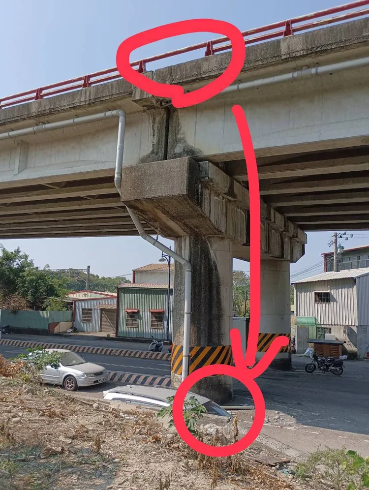大林榮林陸橋發生護欄欄桿掉落。嘉縣府提供