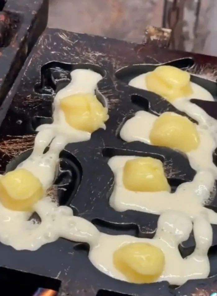 一片式雞蛋糕，整片雞蛋糕吃起來很過癮。TikTok@maysun_boy 提供