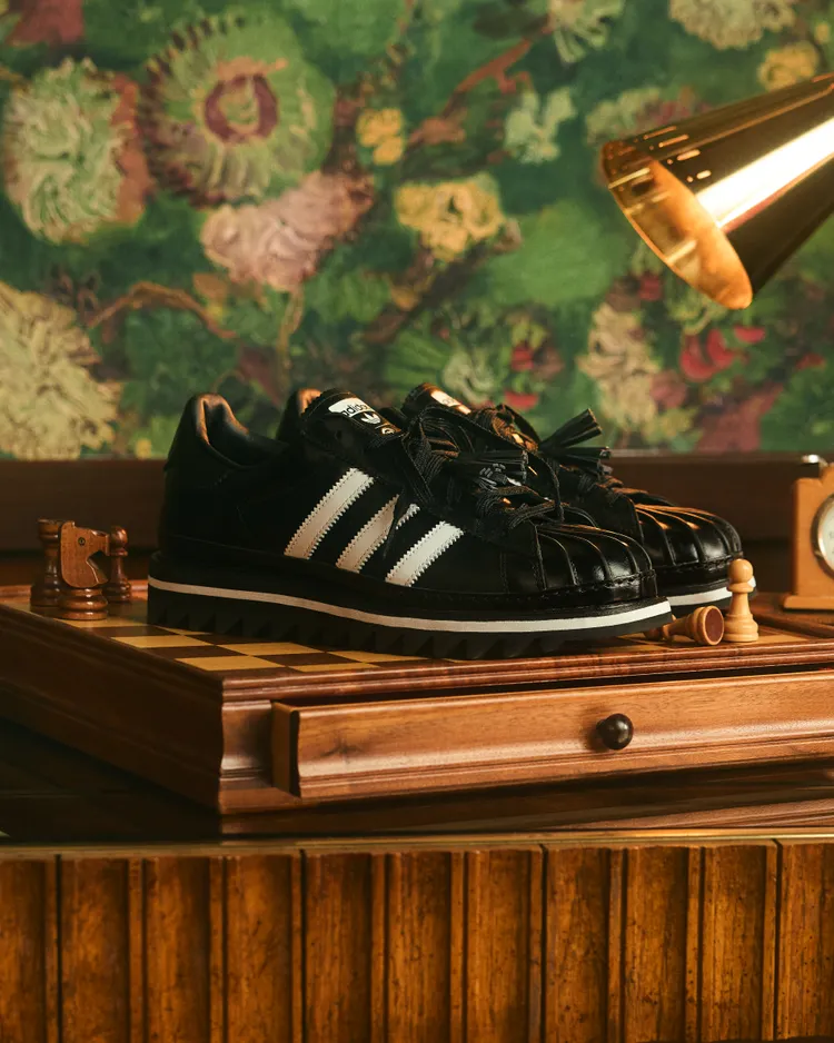 貝殼頭採用手工縫製皮革條紋重塑出現代感。品牌提供