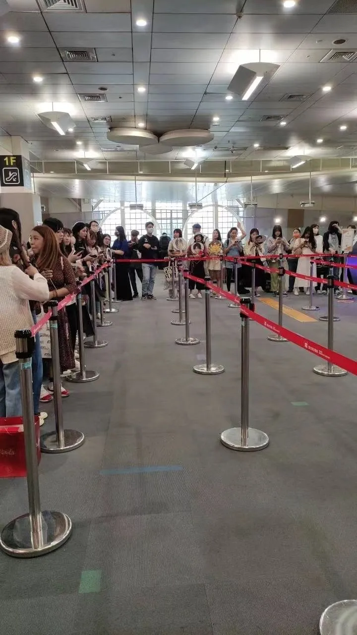 近50名粉絲在松山機場一般出境大廳等候。讀者提供