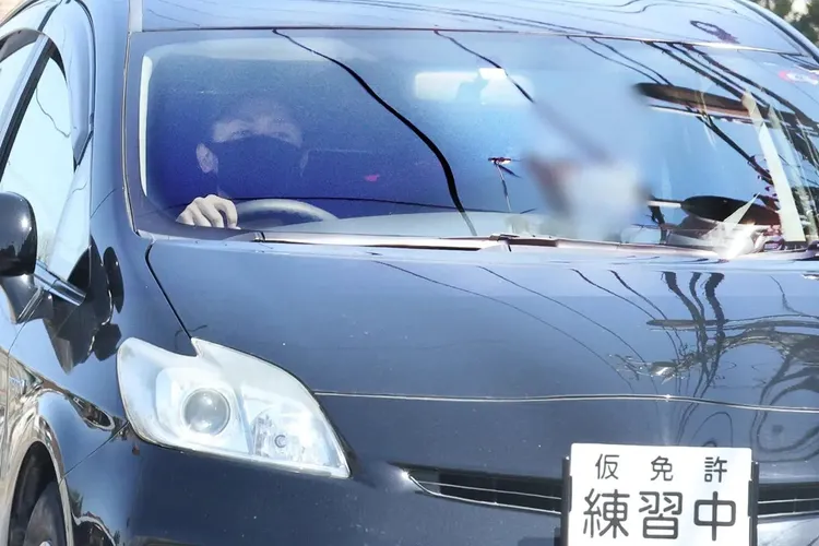 大野智準備考汽車駕照，近日練習道路駕駛。翻攝《女性自身》