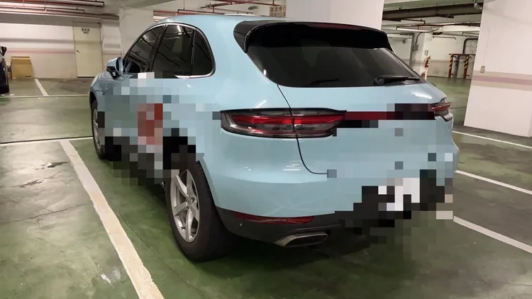 楊麗菁的保時捷遭噴漆。翻攝畫面