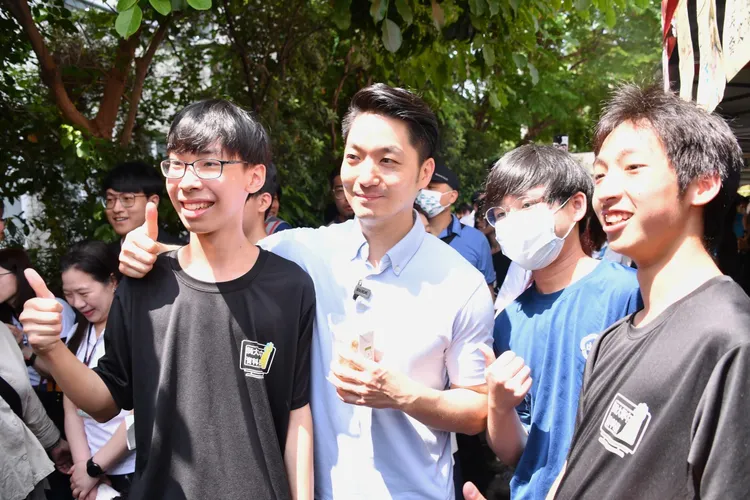 蔣萬安感謝苗豐強董事長、蘇亮董事長捐助成立AI大數據中心。台北市府提供  