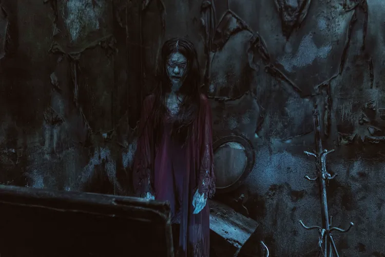 白癡公主在《鬼天廈》中極其驚悚的鬼樣。華映娛樂提供