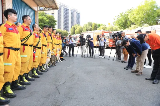 特搜英雄返高雄!陳其邁鞠躬感謝還頒發加菜金 搜救犬也有份