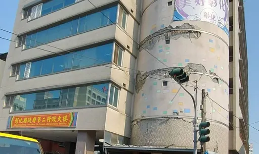 彰化近7千戶停電 民宅圍牆倒塌!縣府外牆磁磚掉落