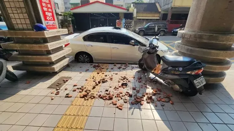 員林國宅磁磚脫落。民眾提供