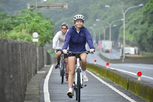 俄罗斯网红来台体验北海岸「双塔漫游」自行车之旅 直呼太特别