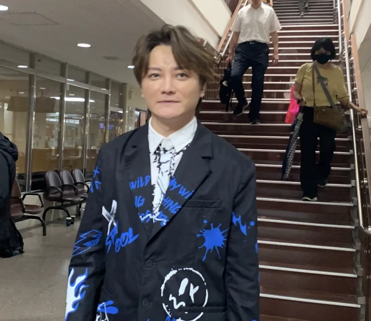 阿沁今到北院出庭。丁牧群攝