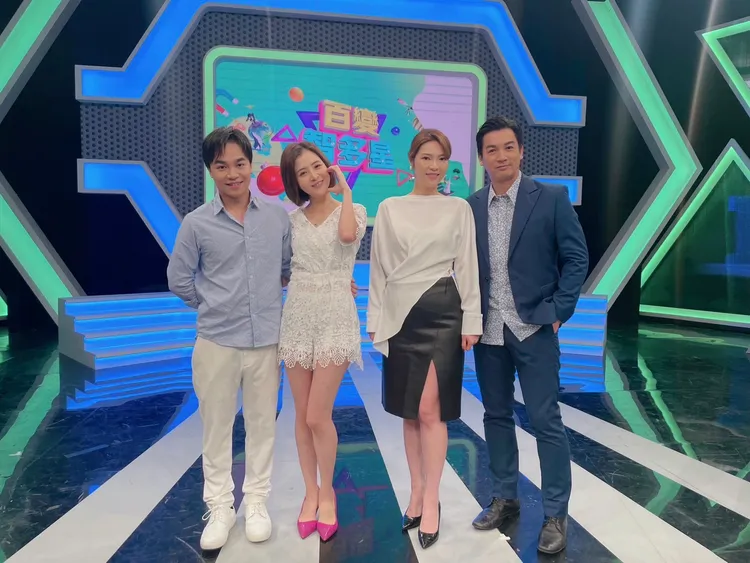伊正（右起）、鄒琳、張峰奇、李亮瑾錄影，分享夫妻趣事。年代提供