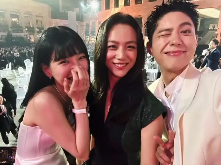 湯唯（中）去年勇奪百想影后，與主持人秀智（左）、朴寶劍玩自拍。翻攝tangwei_mbox IG