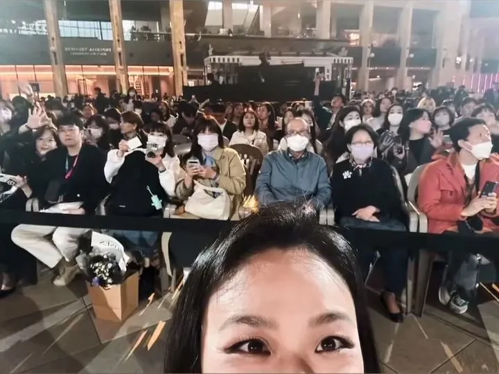 湯唯與觀眾席自拍，僅半張大臉入鏡。翻攝tangwei_mbox IG