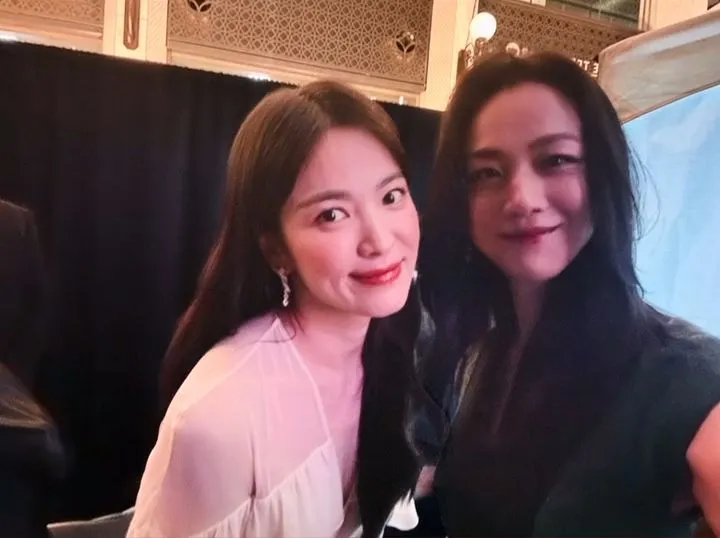 湯唯（右）PO出去年在百想藝術大賞和宋慧喬的合照。翻攝tangwei_mbox IG