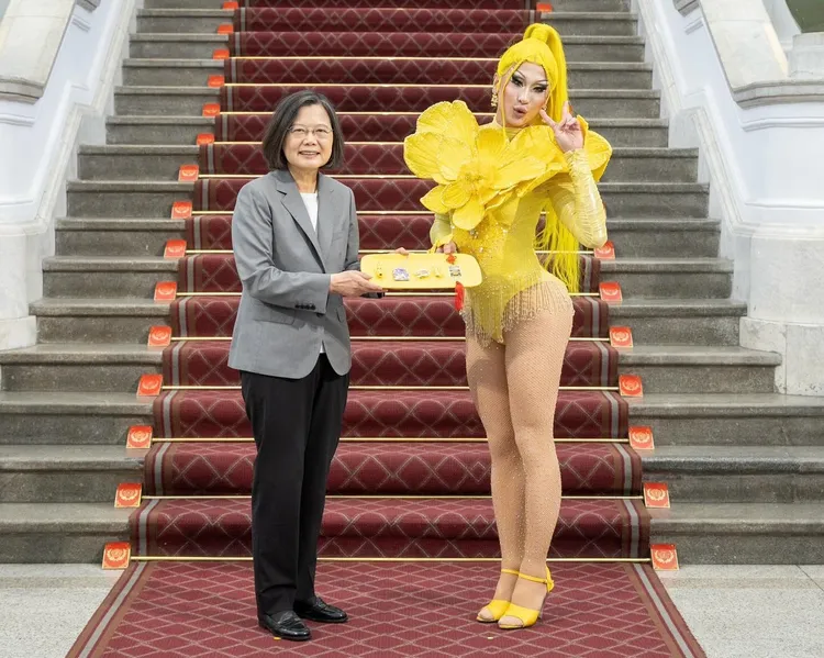 妮妃雅到總統府演出並與前總統蔡英文合照。圖取自Nymphia Wind IG