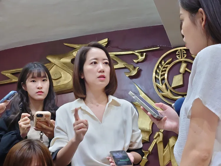 戴瑋姍控警政署警官將他的衣物袋帶走，並往裡面嘔吐，接著丟在垃圾桶。戴瑋姍服務處提供