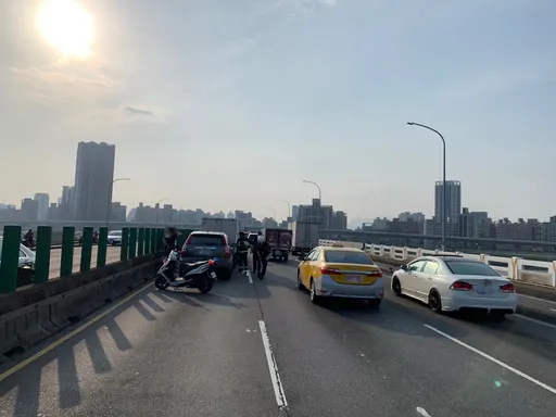 忠孝橋4車連環撞　台北往三重塞車回堵1小時後才紓解