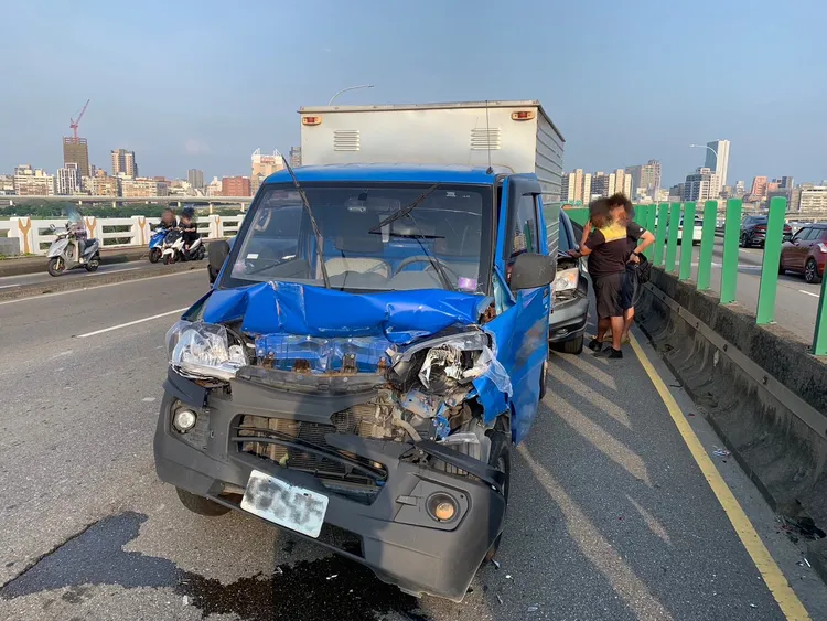 小貨車車頭凹陷，可見撞擊力之大。翻攝畫面