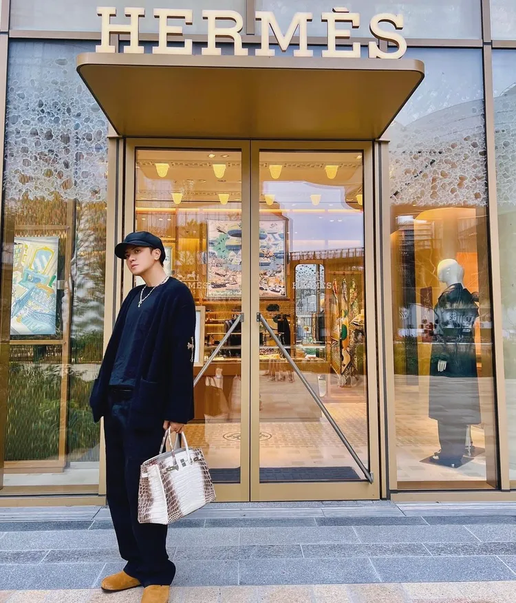 他最近也狂曬愛馬仕包。翻攝羅志祥IG