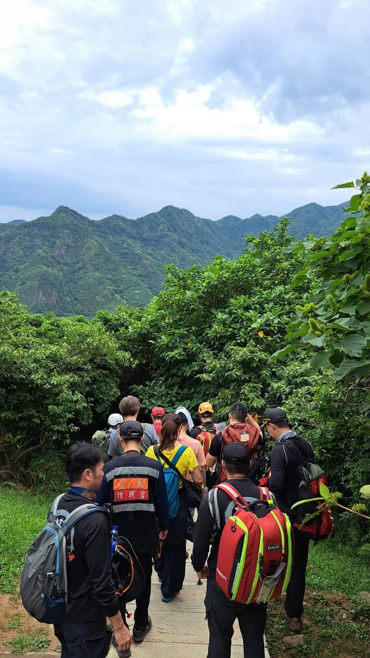 消防人員上山搜救。消防局提供