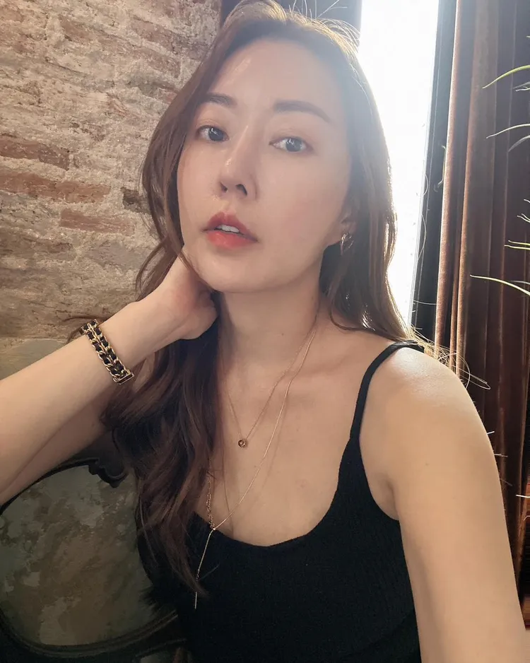 現年42歲的電商女王周品均（葳老闆）自曝離婚心酸，花9年時間療傷。翻攝《周小葳的勇敢生活》的粉絲頁