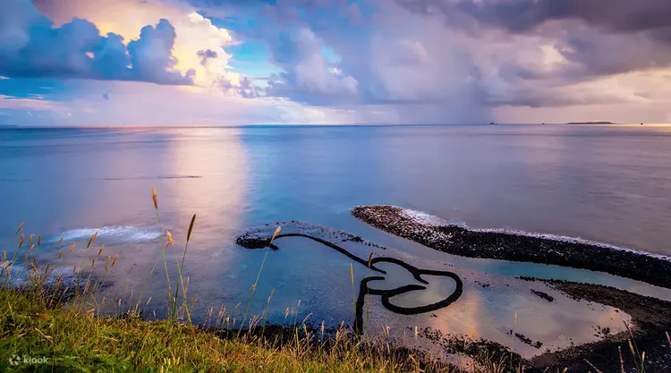約心愛的另一半一同前往雙心石滬並甜蜜合影，留下浪漫回憶。業者提供