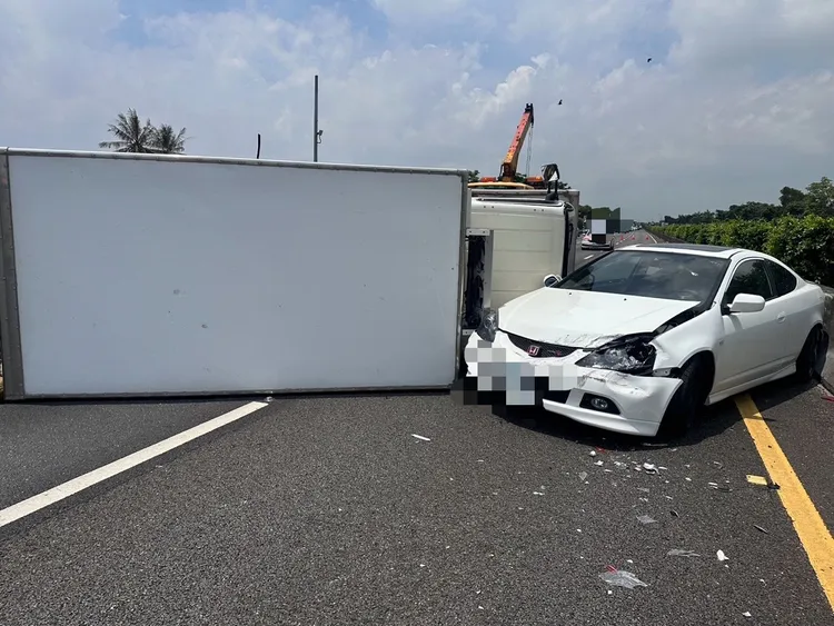 內線白車遭側翻小貨車推撞。警方提供