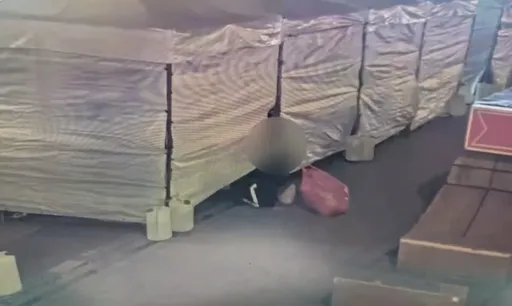 偷太多用拖的!男夜闖市集帳篷 打包40多件衣服搭小黃閃人