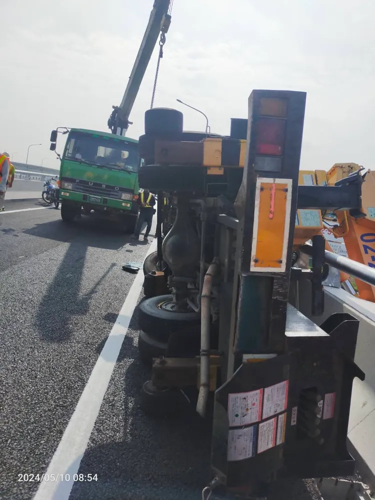 另1人被擠壓在車輛與護欄之間。讀者提供