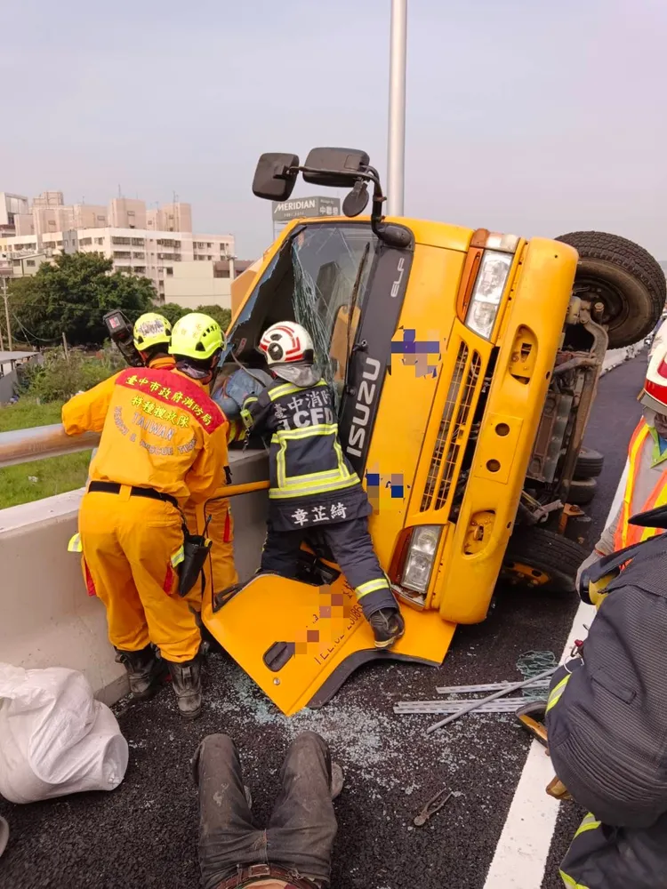 警消破壞車體救出受困移工，已無呼吸心跳，送醫後恢復氣息。讀者提供