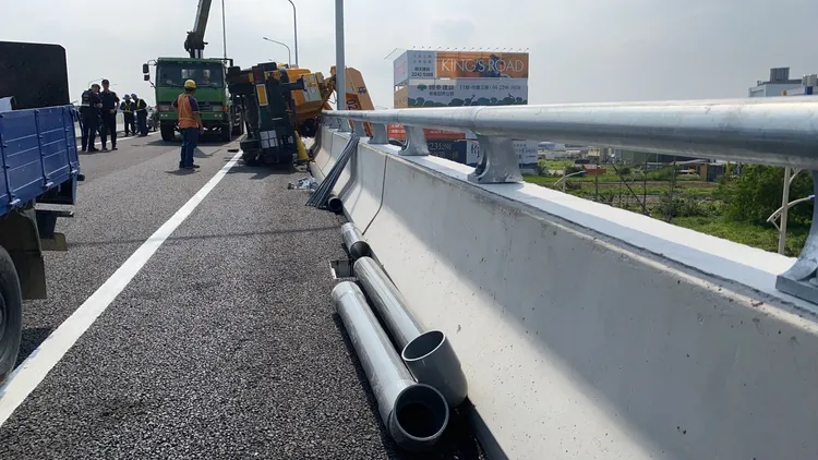 現場當時正在施作排水管，疑因工人操作不當危及工安。讀者提供