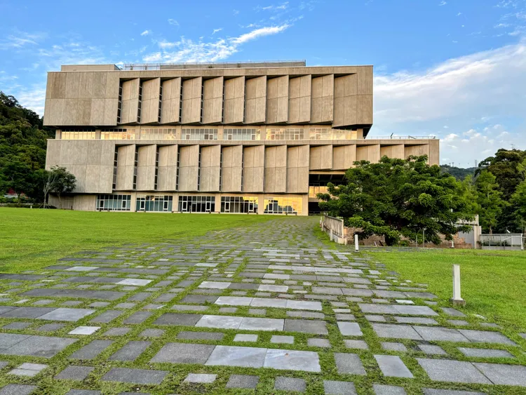 政大達賢圖書館草坡最終命名為「慢坡」。翻攝自政大網站