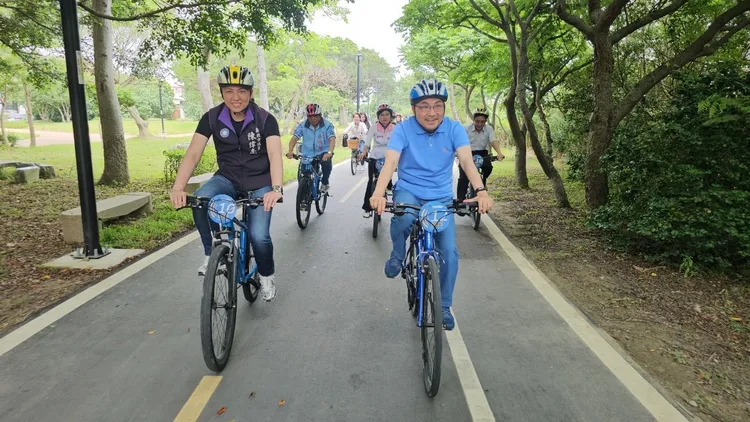 新北市府歡迎民眾沿著淡水河左岸自行車道前來，感受A+級新生活水岸。水利局提供